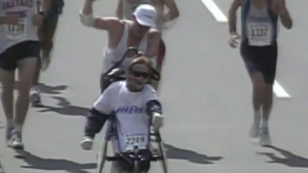 Adiós a Dick Hoyt, el padre que corría las maratones empujando la silla de ruedas de su hijo