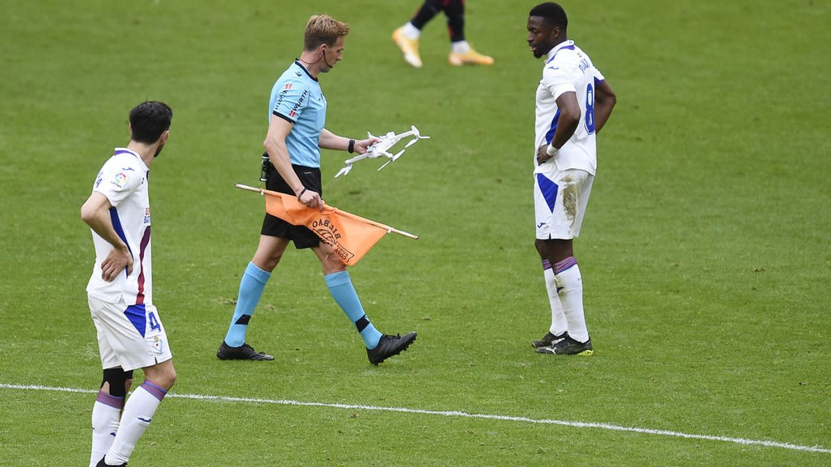 Un dron cae en San Mamés en pleno Athletic-Eibar con un mensaje en contra de la celebración de la Eurocopa 2020 en Bilbao Un dron cae en San Mamés en pleno Athletic-Eibar con un mensaje en contra de la celebración de la Eurocopa 2020 en Bilbao