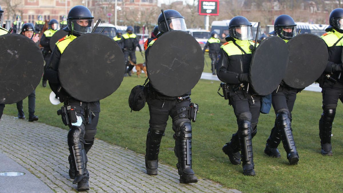 La Policía emplea cañones de agua contra los manifestantes contra las restricciones en Ámsterdam La Policía emplea cañones de agua contra los manifestantes contra las restricciones en Ámsterdam