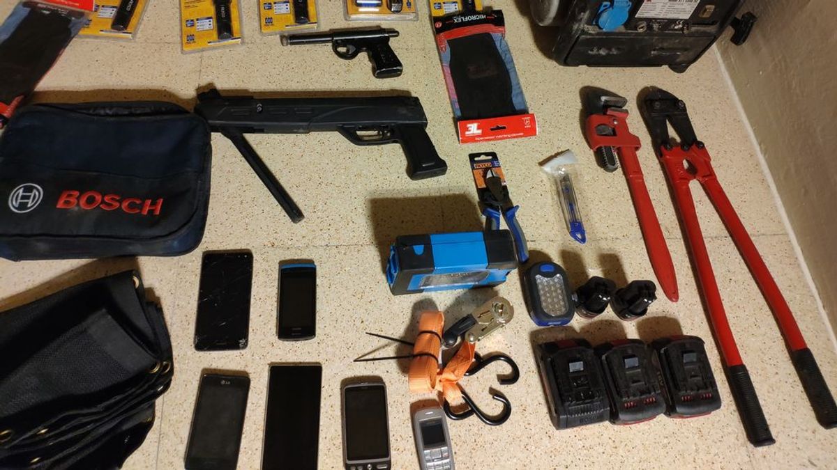 Tres ertzainas heridos al ser atacados por el perro de un detenido por robo Tres ertzainas heridos al ser atacados por el perro de un detenido por robo