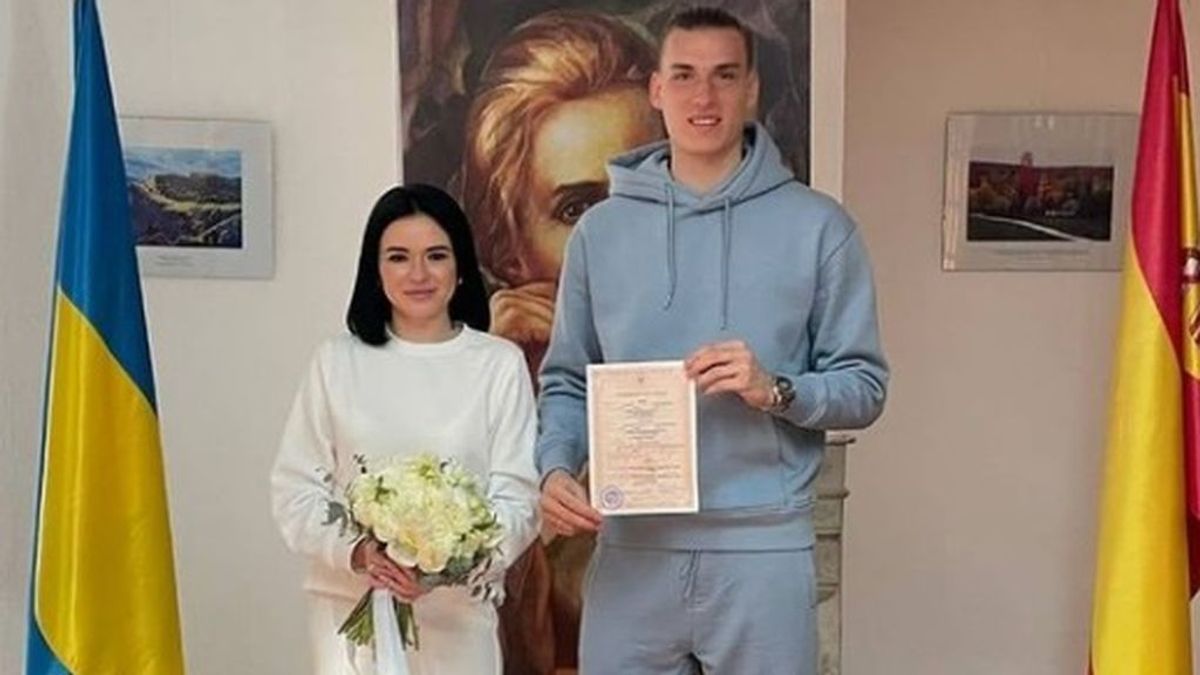 El portero del Real Madrid Andriy Lunin y su mujer se casan en chándal y deportivas