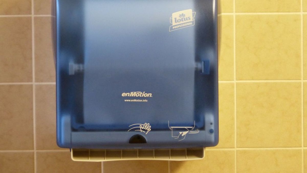 Riesgo en los baños públicos: los secadores de manos propagan más bacterias que las toallas de papel