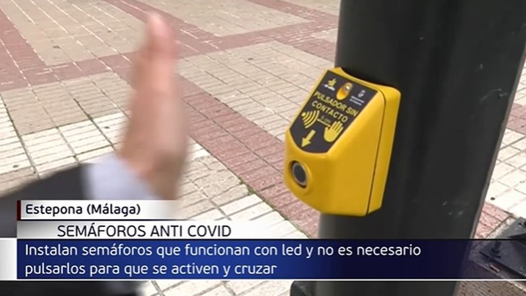 Estepona instala pulsadores sin contacto en los semáforos de la ciudad como medida contra la covid