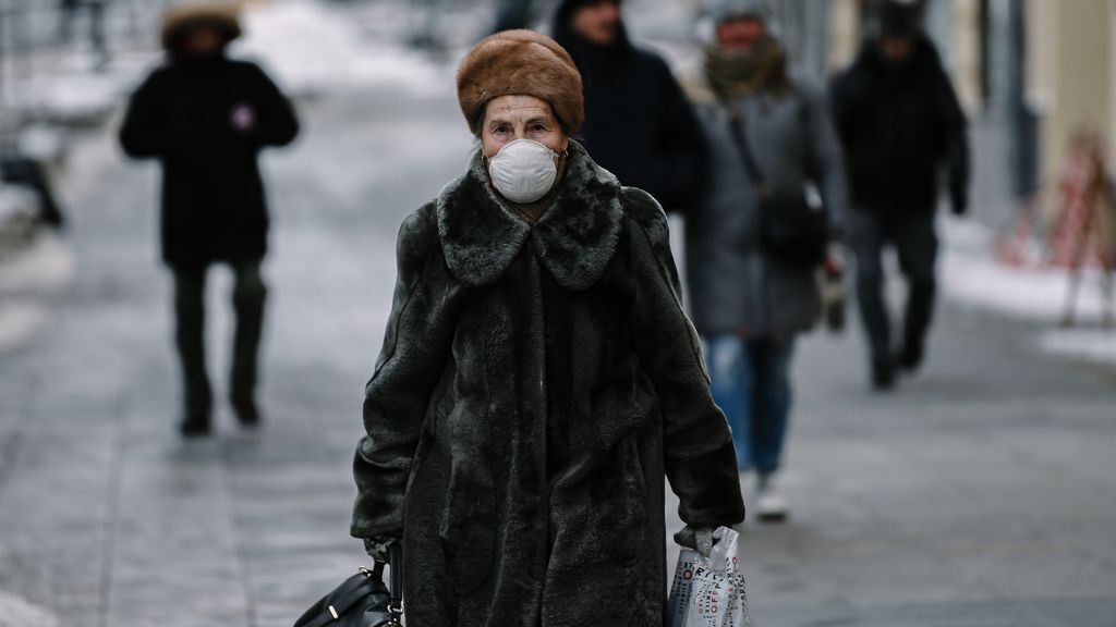 Una mujer con mascarilla en Moscú