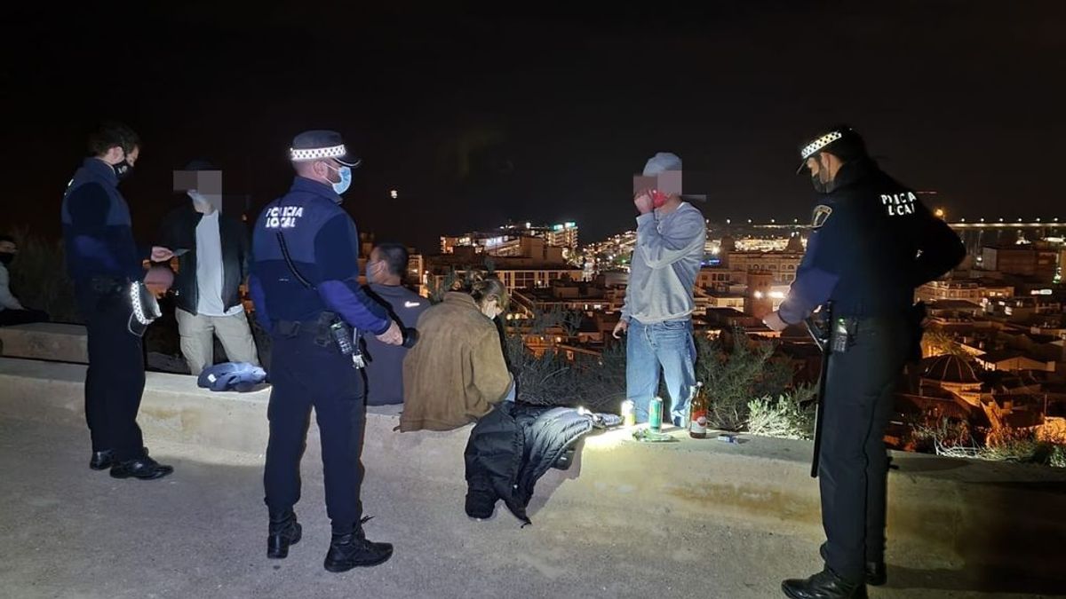 La fiebre del 'tardeo' se desmadra en Granada: desalojan tres pubs en la ciudad y multan a 13 personas por botellón La fiebre del 'tardeo' se desmadra en Granada: desalojan tres pubs en la ciudad y multan a 13 personas por botellón