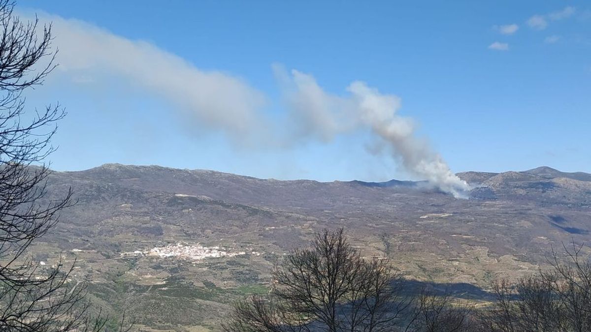 Medios aéreos y terrestres trabajan para sofocar dos incendios en el Valle del Jerte Medios aéreos y terrestres trabajan para sofocar dos incendios en el Valle del Jerte