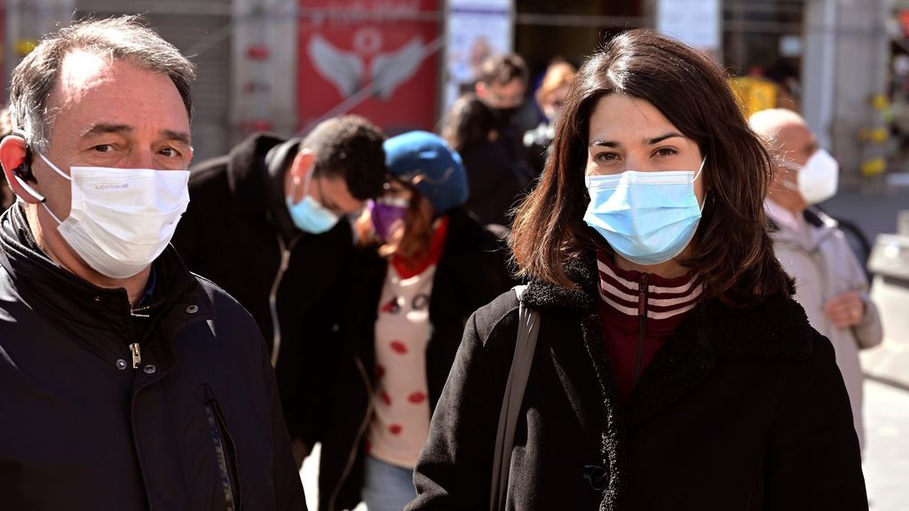 La portavoz de Podemos en la Asamblea, Isa Serra, y el secretario general del Partido Comunista, Enrique Santiago