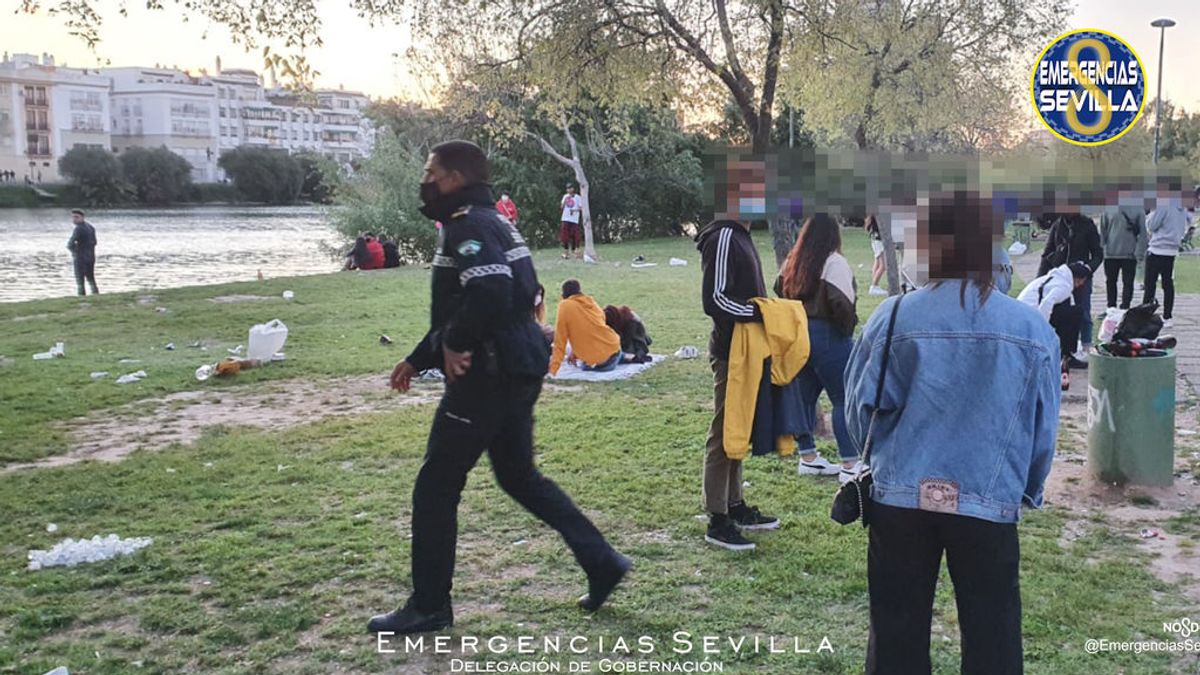 Botellón a plena luz del día en Sevilla: denunciados 60 jóvenes por consumir alcohol junto al Guadalquivir Botellón a plena luz del día en Sevilla: denunciados 60 jóvenes por consumir alcohol junto al Guadalquivir