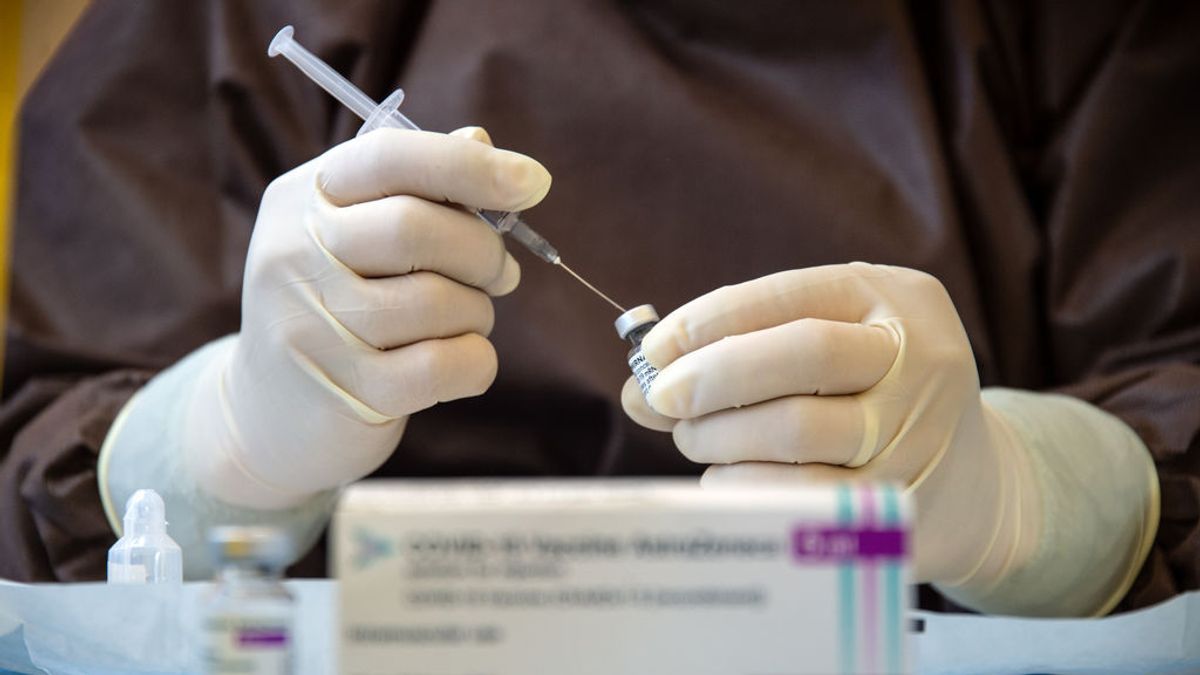 Nuevo récord en el plan de vacunación de Reino Unido: la mitad de los adultos han recibido su primera dosis
