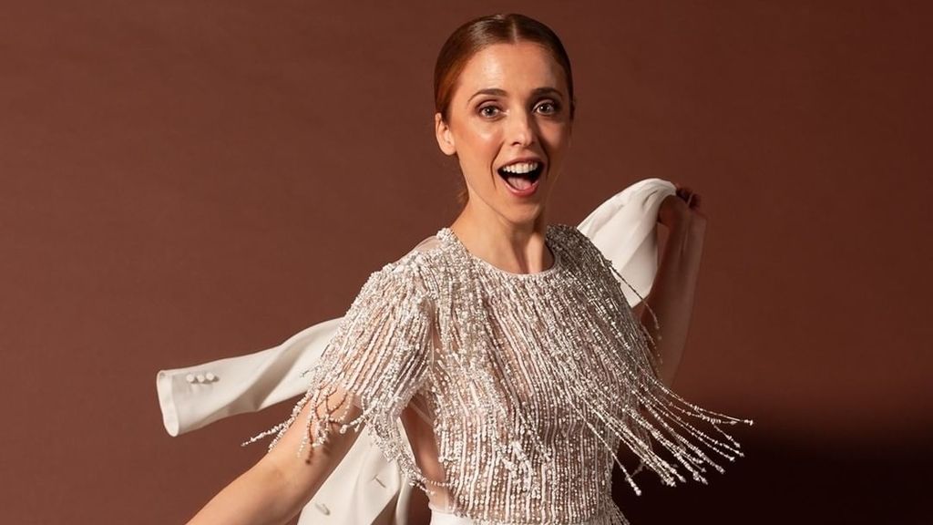 Leticia Dolera, de blanco y con flecos, fue la encargada de entregar los galardones principales de la noche