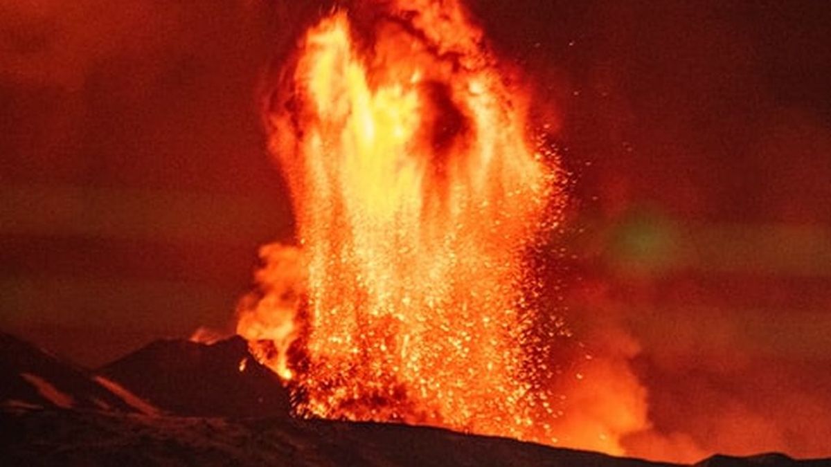 Turistas en el cráter de un volcán activo: las redes sociales se llenan de fotos tras una erupción en Siberia