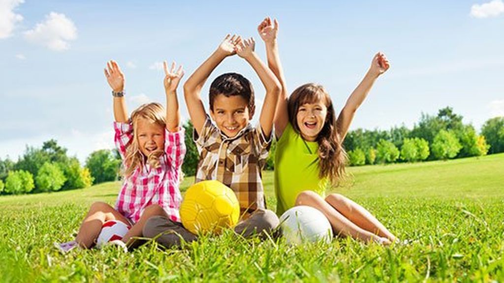 Jugar al aire libre proporcionará una infinidad de beneficios a los más pequeños.
