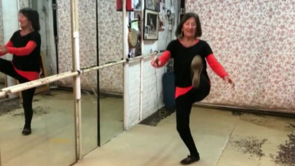 Dinkie Flowers, la anciana centenaria que no para de bailar para recaudar fondos contra la covid