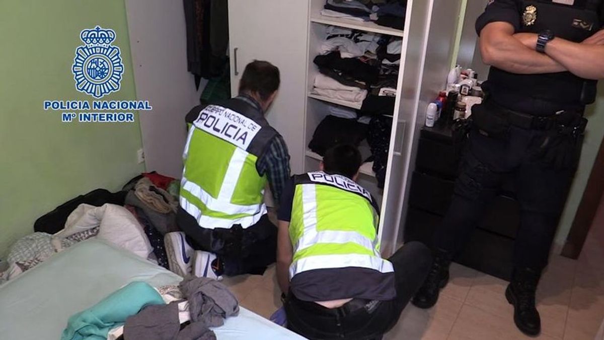"Papá me pega y abusa de mí": el mensaje de una niña de 13 años maltratada por su padre en Madrid "Papá me pega y abusa de mí": el mensaje de una niña de 13 años maltratada por su padre en Madrid
