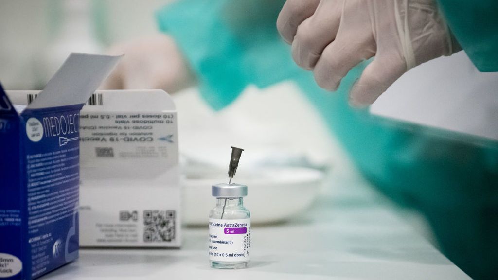 Sanidad propone ampliar la administración de la vacuna de AstraZeneca hasta los 65 años
