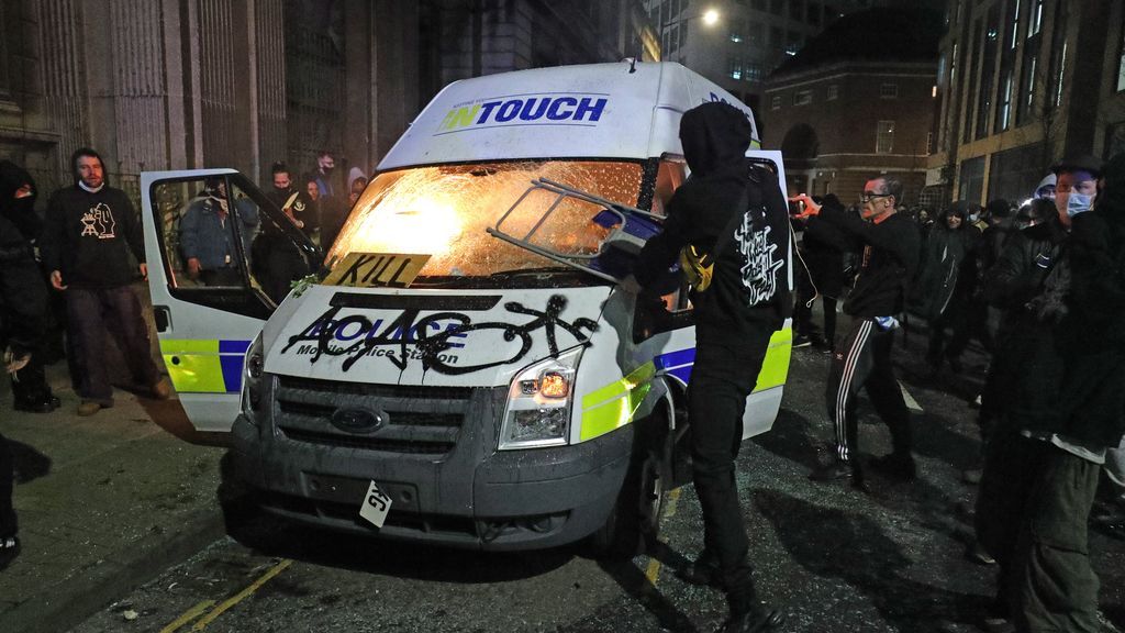 Atacan una comisaria y queman un furgón policial durante una protesta en Reino Unido