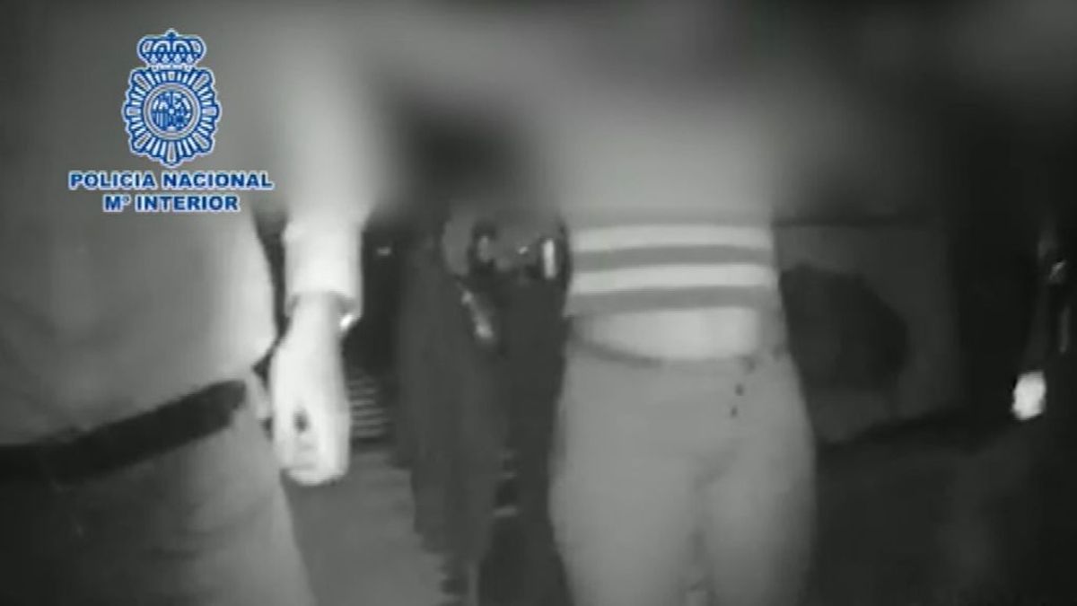 Seis detenidos por retener a cuatro jóvenes y abusar sexualmente de una de ellas en una fiesta ilegal en Madrid Seis detenidos por retener a cuatro jóvenes y abusar sexualmente de una de ellas en una fiesta ilegal en Madrid