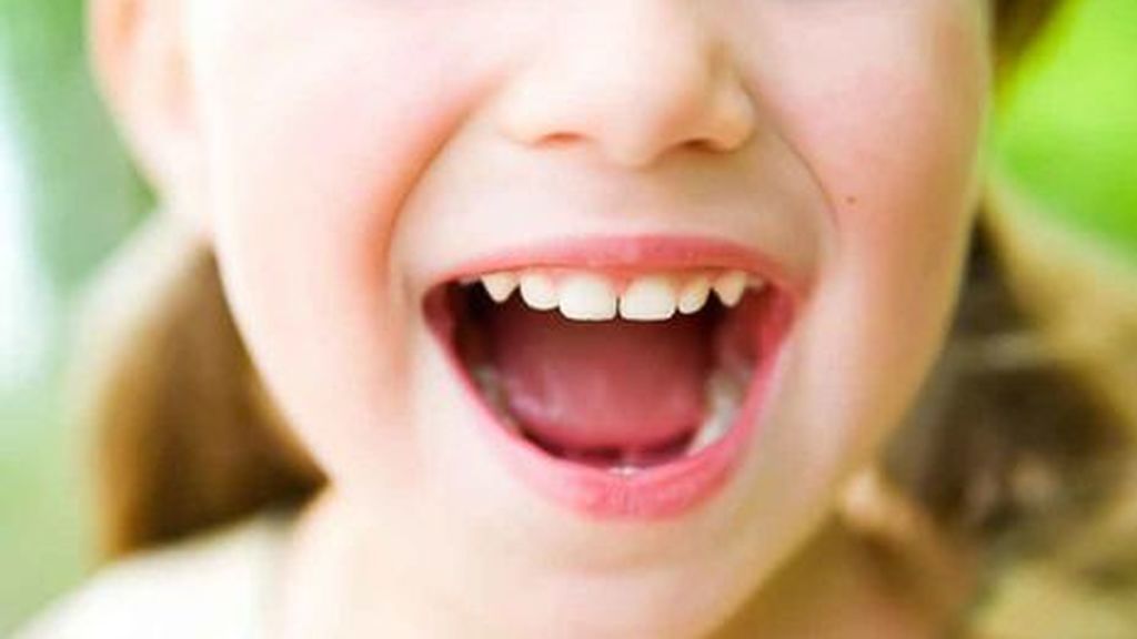 Halitosis en niños, un problema muy común que puede ser transitorio o provocado por otra complicación: estas son sus causas y su tratamiento.