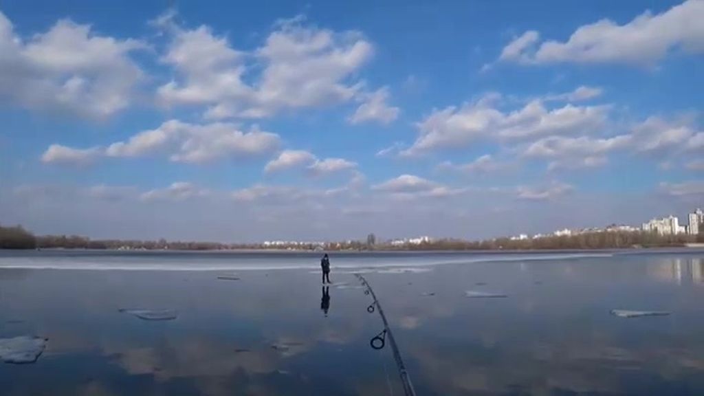 Rescata a un menor de las aguas de un río helado en Ucrania