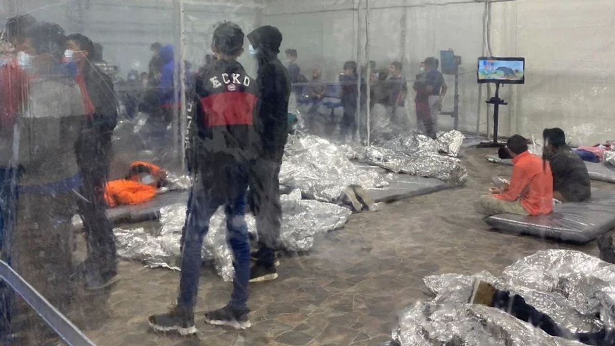 Niños hacinados en la frontera con México, la bomba migratoria estalla a Biden