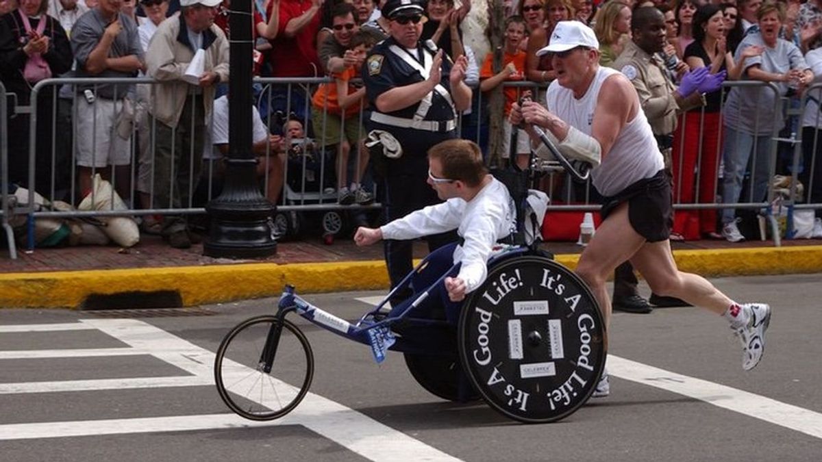 Fallece Dick Hoyt, el icónico padre que corrió más de 30 maratones con su hijo cuadripléjico Fallece Dick Hoyt, el icónico padre que corrió más de 30 maratones con su hijo cuadripléjico