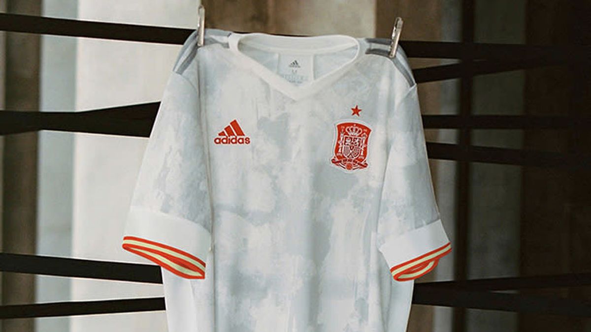 La nueva segunda camiseta de España para la Eurocopa: blanca y gris y la bandera nacional en las mangas