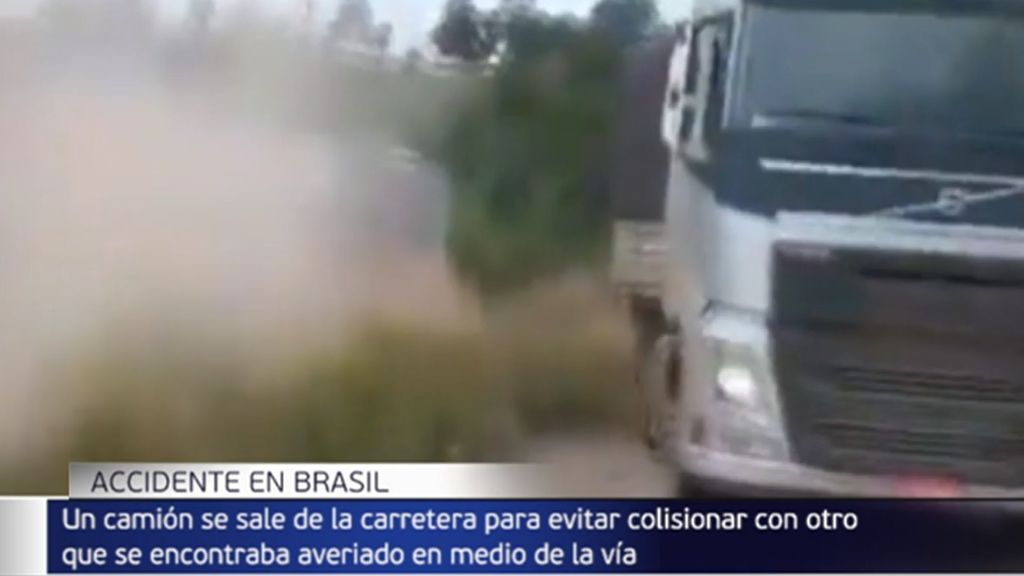 Accidente en Brasil: un camión se sale de la carretera para evitar chocar con otro, averiado en mitad de la vía