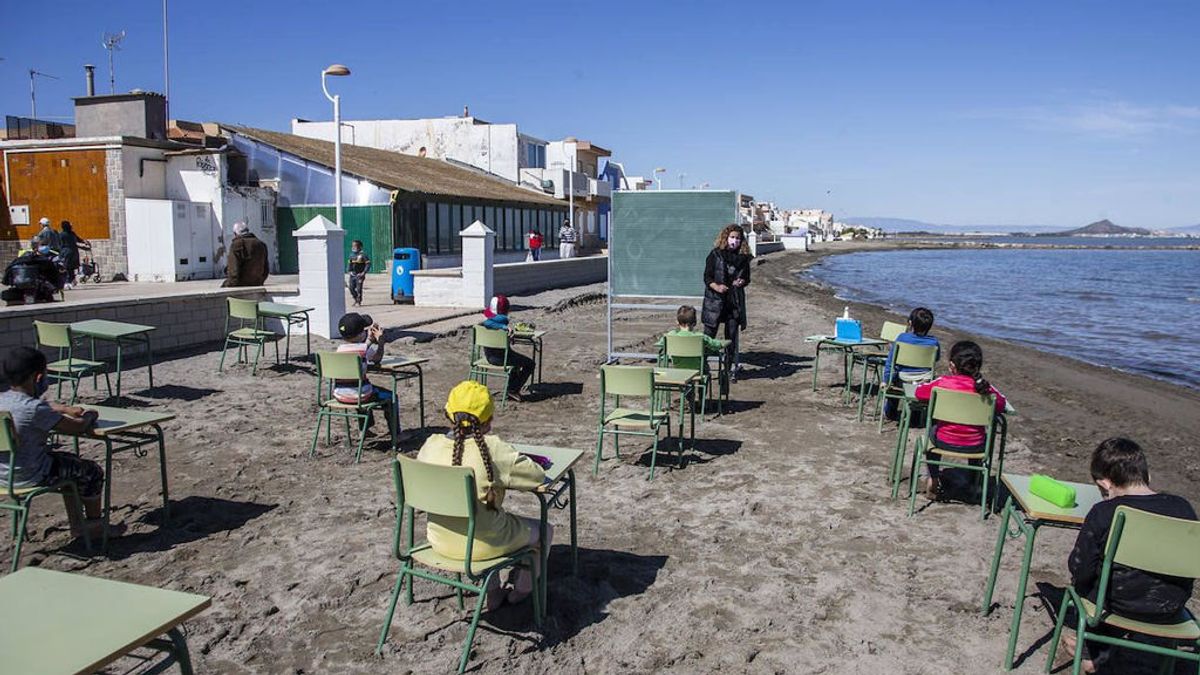 Clases a la orilla del Mar Menor para reducir el riesgo de contagio: “Los alumnos dicen que quieren dar clase siempre en la playa”