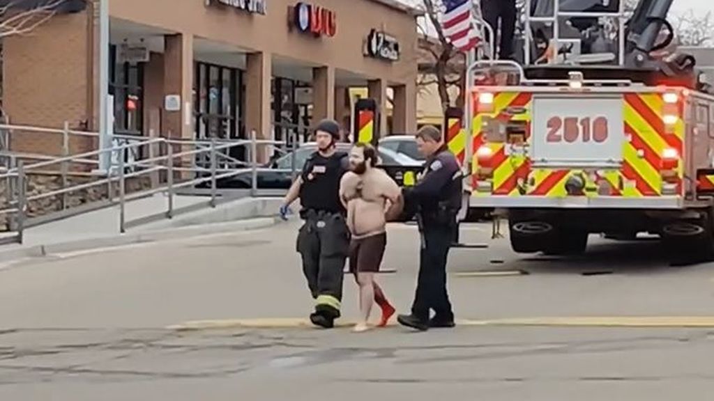 Diez fallecidos, incluido un policía, en un tiroteo en un centro comercial a las afueras de Denver