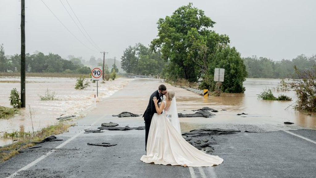 Y la novia llegó en helicóptero: la boda 'milagro' en Australia pese a las peores inundaciones en 50 años Y la novia llegó en helicóptero: la boda 'milagro' en Australia pese a las peores inundaciones en 50 años