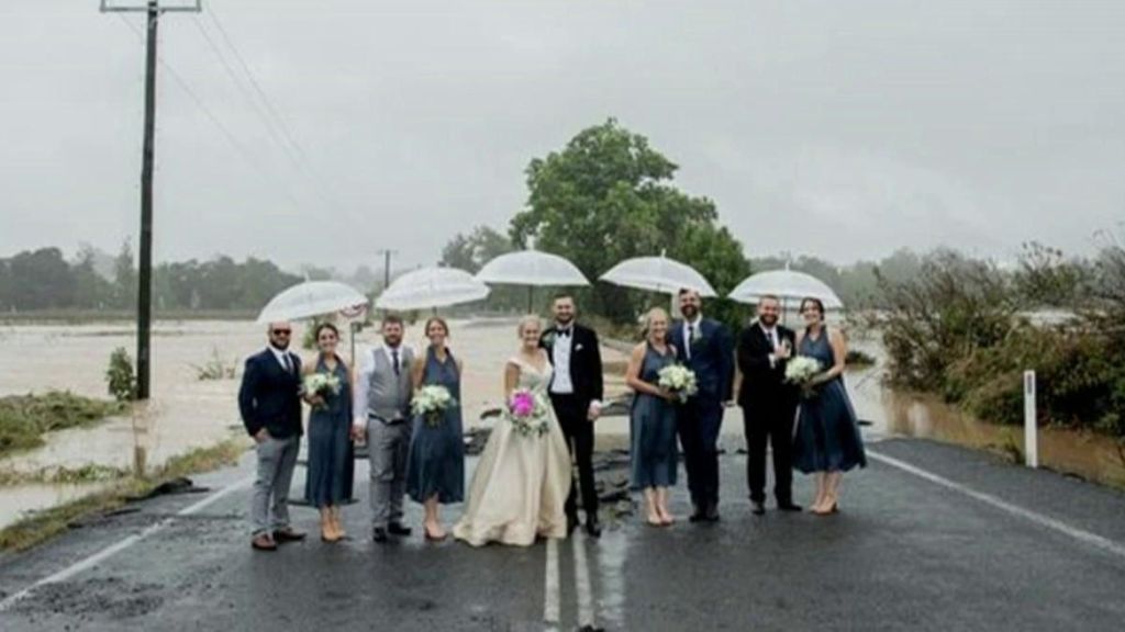 Ni las fuertes inundaciones consiguen frenar su boda: se trasladó en helicóptero hasta la iglesia