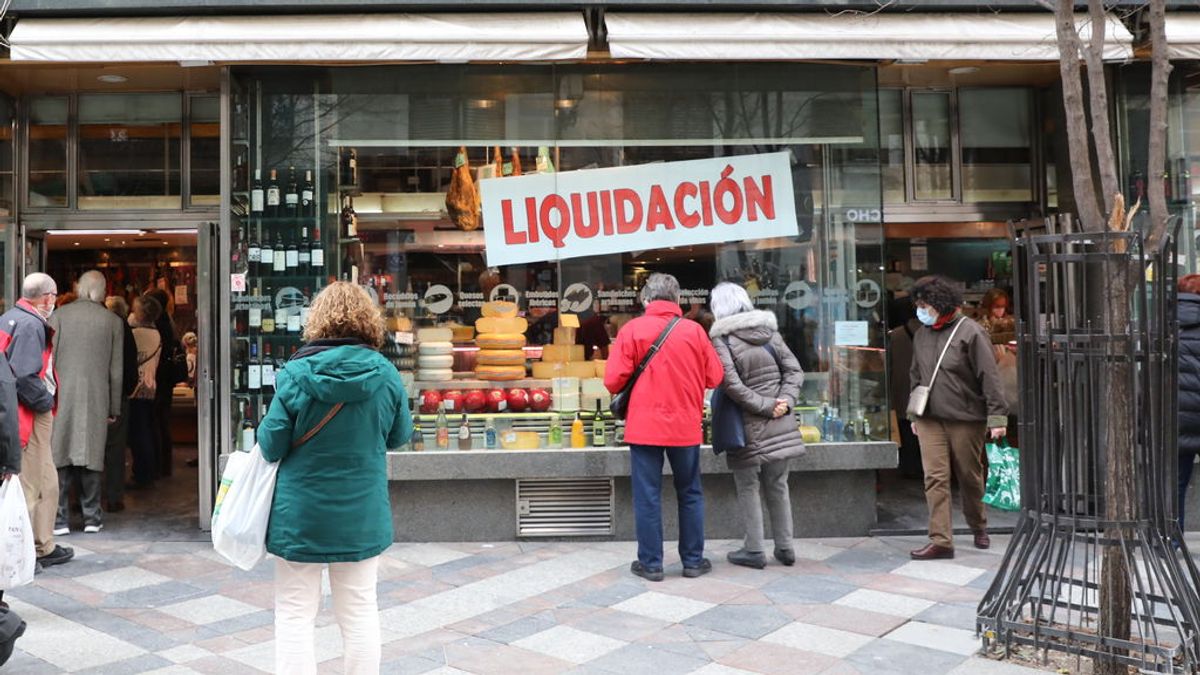 Fachada de negocio que anuncia el cierre por la crisis del covid Fachada de negocio que anuncia el cierre por la crisis del covid