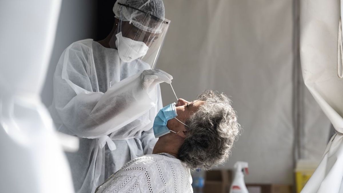 La curva de contagios vuelve a subir en el mundo, empujados por las nuevas oleadas de Europa La curva de contagios vuelve a subir en el mundo, empujados por las nuevas oleadas de Europa