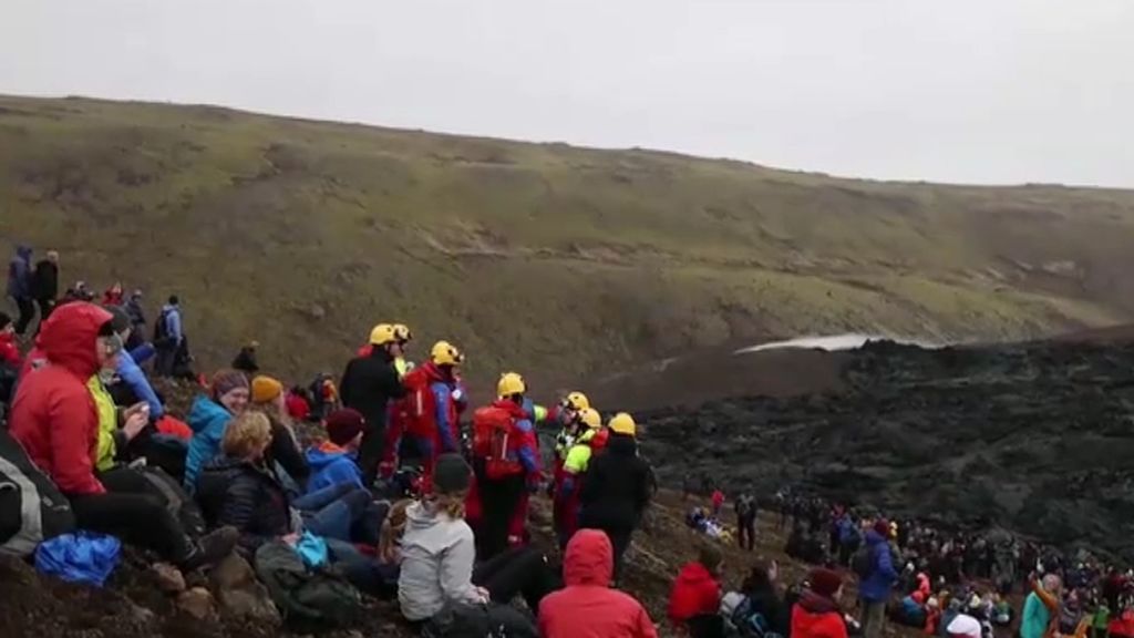 La erupción del volcán islandés atrae a decenas de turistas
