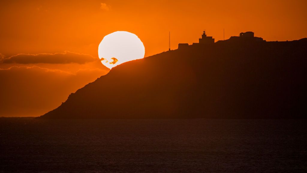 Dónde ver el último atardecer de Europa: la Costa da Morte tiene ese privilegio durante dos meses al año