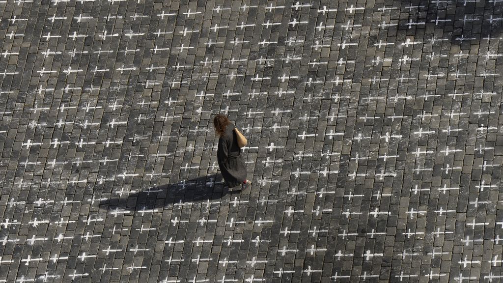 EuropaPress_3615712_22_march_2021_czech_republic_prague_woman_walks_along_the_slabs_lining EuropaPress_3615712_22_march_2021_czech_republic_prague_woman_walks_along_the_slabs_lining