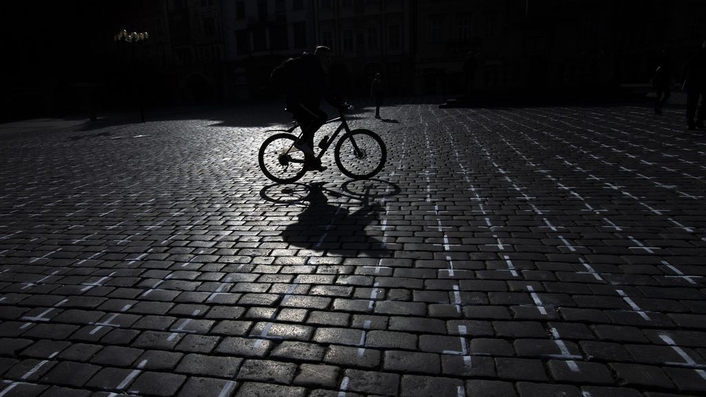 EuropaPress_3615710_22_march_2021_czech_republic_prague_person_rides_his_bicycle_along_the