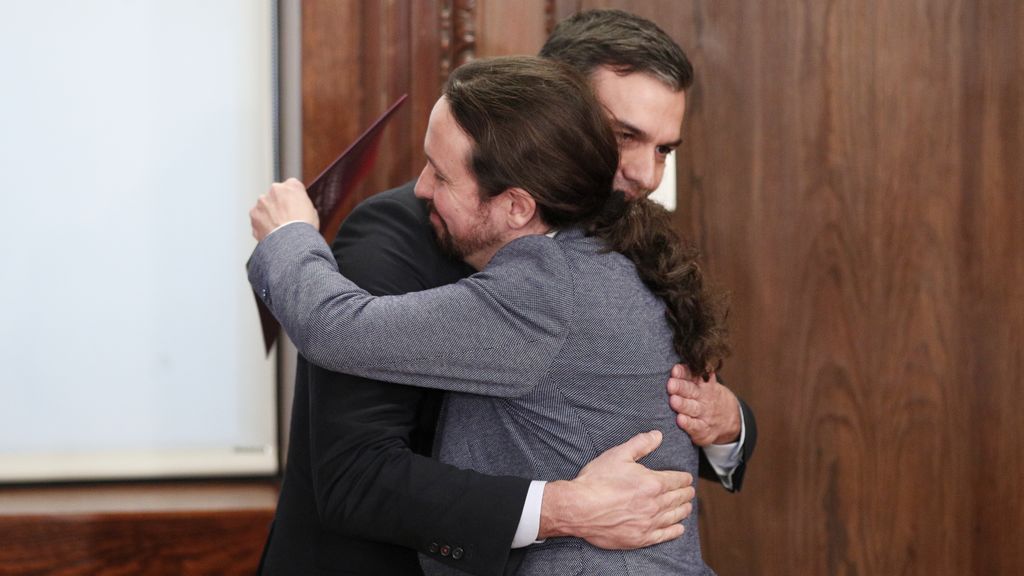 Iglesias abraza a Sánchez en la presentación del pacto de Gobierno