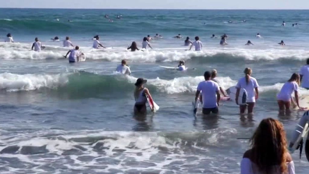 Decenas de surfistas homenajean a la salvadoreña fallecida tras ser alcanzada por un rayo