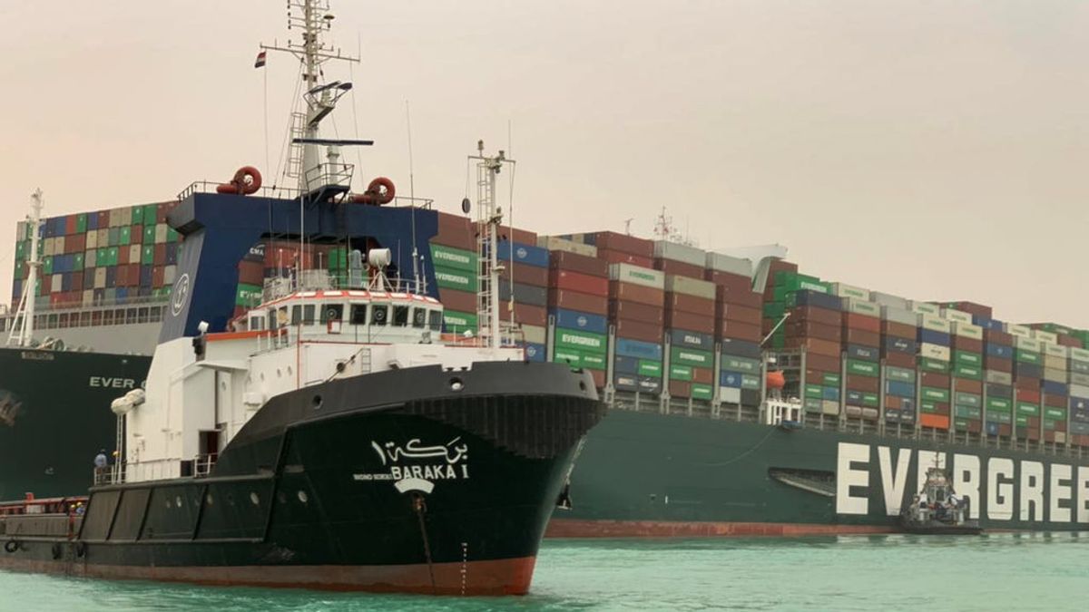 Suez desvía los barcos a un antiguo canal tras encallar un gran carguero en el paso principal