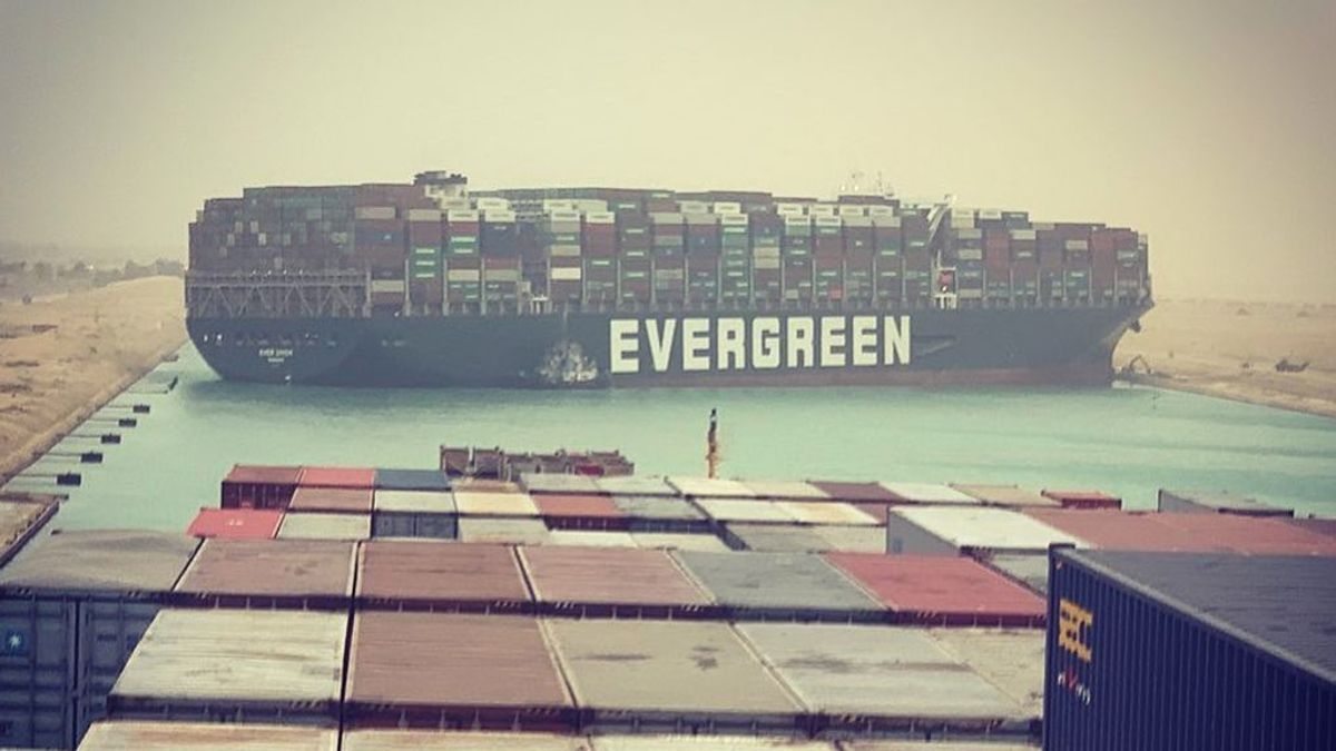 Un enorme carguero de 400 metros de eslora bloquea el 10% del comercio mundial en el Canal de Suez