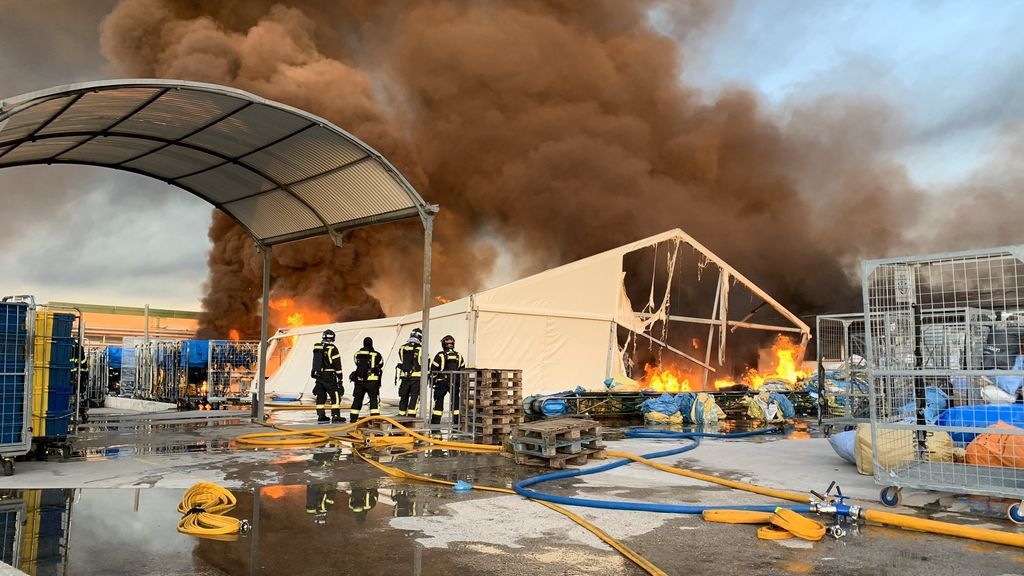 Aparatoso incendio en cuatro naves industriales con almacenamiento de plástico y papel en Fuencarral, Madrid