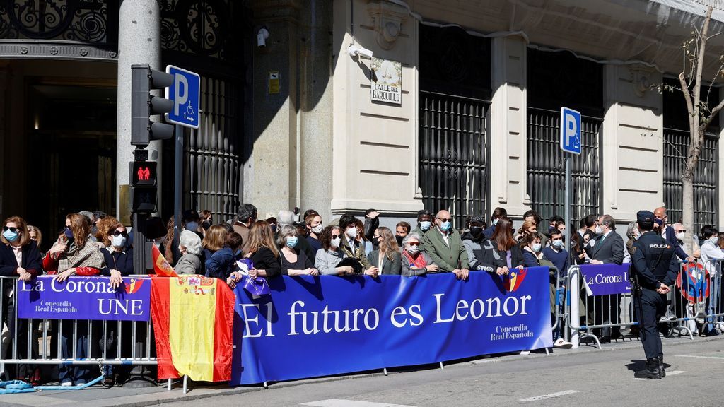 Varias personas esperan la llegada de la princesa Leonor