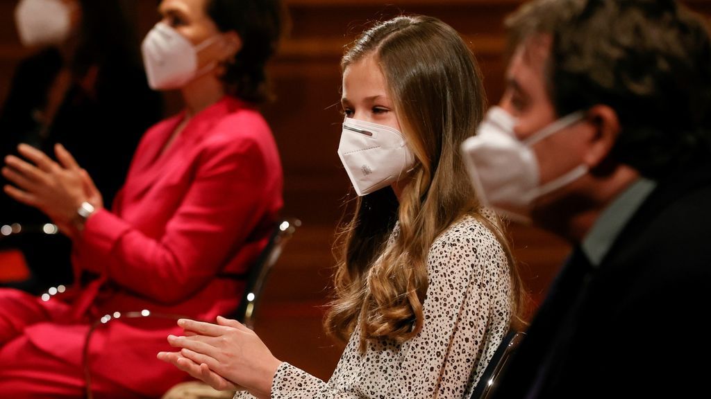 La princesa Leonor aplaude durante el acto en el Instituto Cervantes
