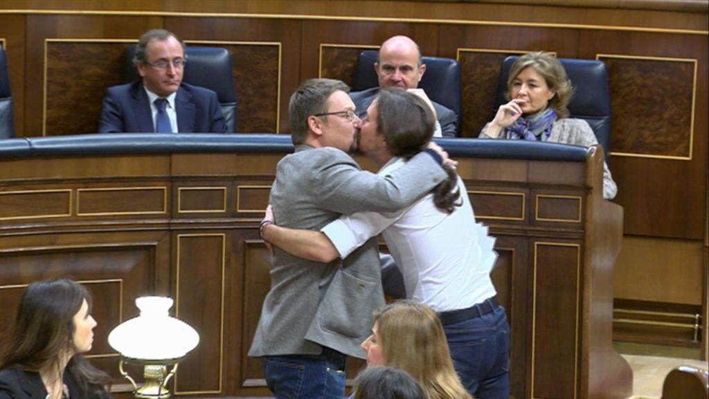 Iglesias besa a Domènech