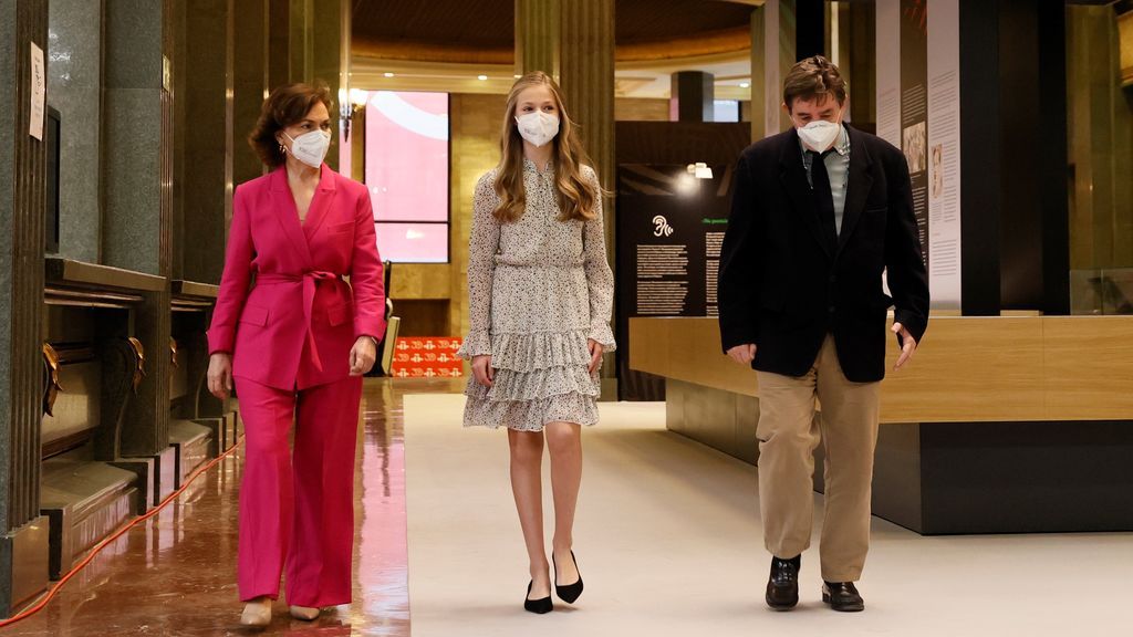 La princesa Leonor camina junto a la vicepresidenta del Gobierno, Carmen Calvo  y al director del Instituto Cervantes, Luis García Montero