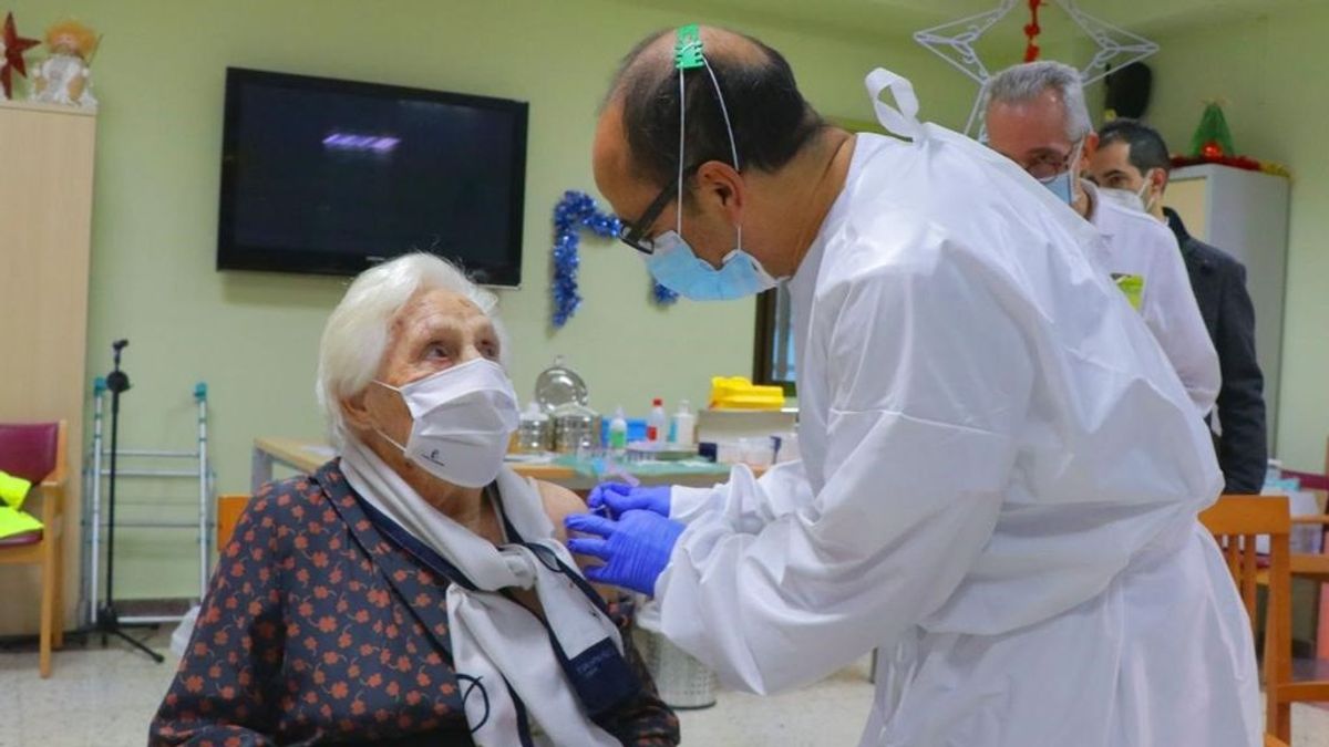 España completa la primera fase de la vacunación: ancianos de residencias y trabajadores están inmunizados España completa la primera fase de la vacunación: ancianos de residencias y trabajadores están inmunizados