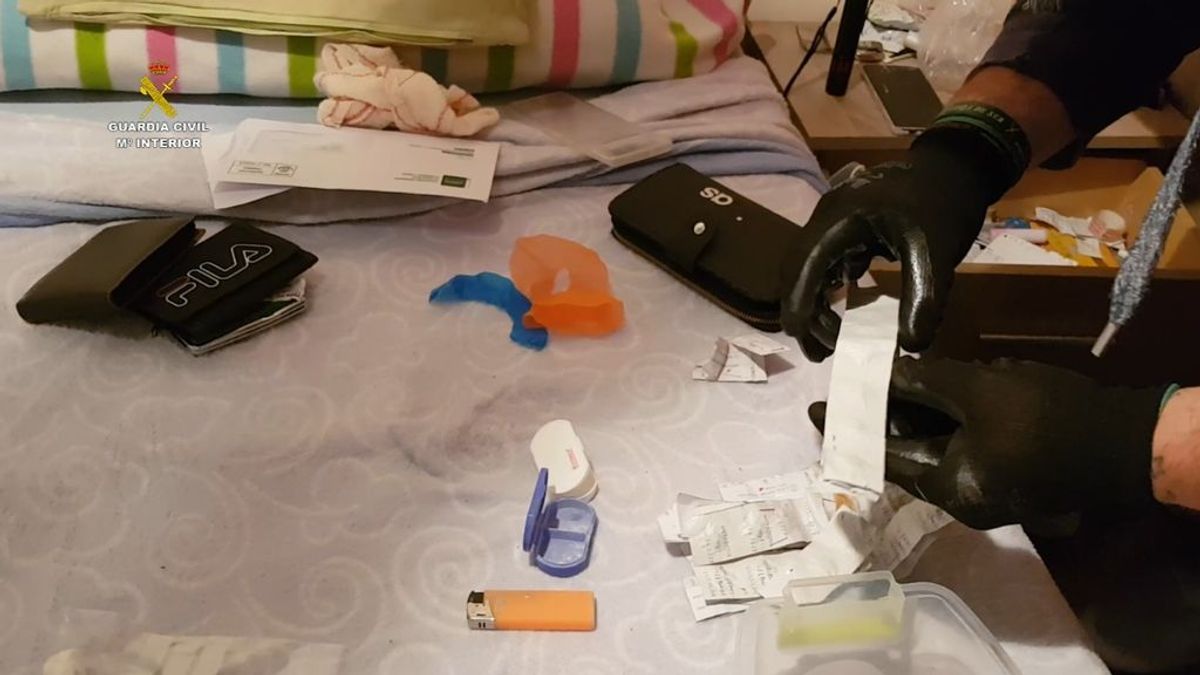 El último invento de los traficantes de droga es la ‘narcorrifa’: papeletas a un euro por un gramo de cocaína El último invento de los traficantes de droga es la ‘narcorrifa’: papeletas a un euro por un gramo de cocaína