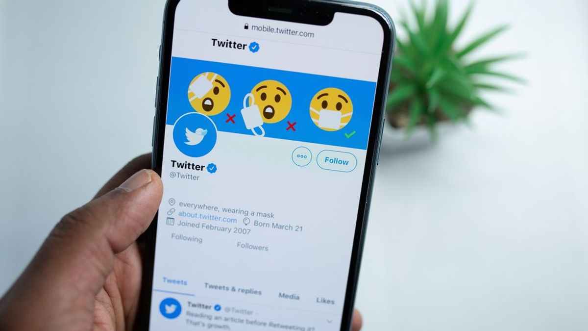 Twitter pregunta a sus usuarios si quieren que la red social incluya emojis al estilo de Facebook Twitter pregunta a sus usuarios si quieren que la red social incluya emojis al estilo de Facebook