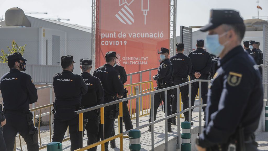 Policías nacionales y guardias civiles denuncian "marginación" por no ser prioritarios en la vacunación de Cataluña Policías nacionales y guardias civiles denuncian "marginación" por no ser prioritarios en la vacunación de Cataluña